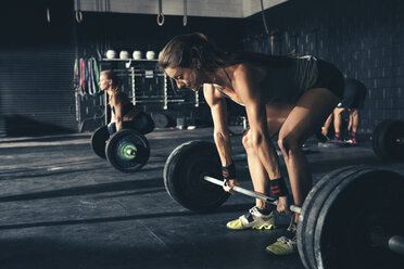 Frauen trainieren mit Langhanteln im Fitnessstudio - ISF11149