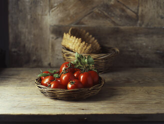 Frische Bio-Roma-Tomaten im Weidenkorb - ISF11166