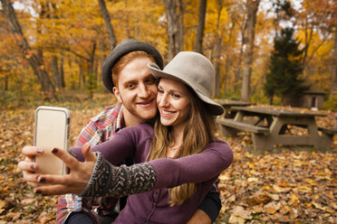 Junges Paar macht Smartphone-Selfie im Herbstwald - ISF11212