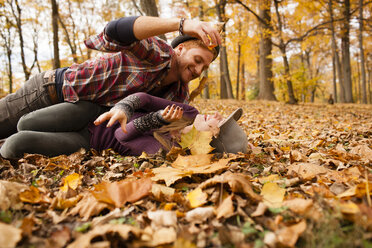 Junges Paar spielt Kampf mit Herbstblättern im Wald - ISF11213