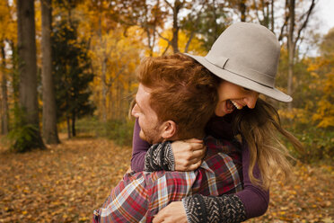 Junges Paar, das sich im Herbstwald umarmt - ISF11216