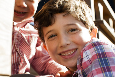 Nahaufnahme eines Jungen mit seinem großen Bruder, der lächelnd in die Kamera schaut - ISF11223