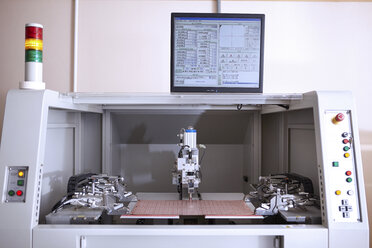 Schneidemaschine in Produktionsstätte zum Schneiden flexibler Schaltungen - ISF11270