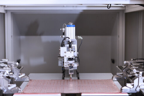 Schneidemaschine in einer Anlage für flexible Elektronik zum Schneiden flexibler Schaltungen - ISF11271