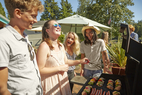 Freunde bei einer Grillparty, lizenzfreies Stockfoto