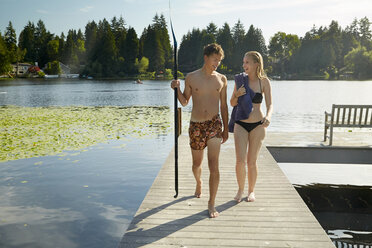Ehepaar verlässt den See nach dem Schwimmen, Seattle, Washington, USA - ISF11295