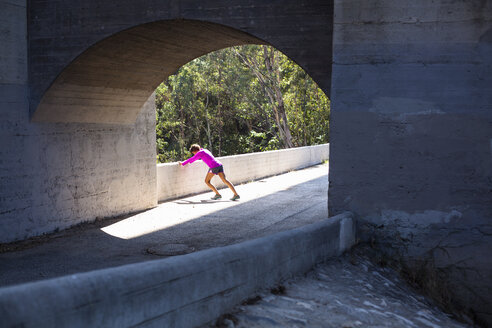 Jogger beim Strecken, Arroyo Seco Park, Pasadena, Kalifornien, USA - ISF11301