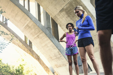 Jogger machen Pause auf der Brücke, Arroyo Seco Park, Pasadena, Kalifornien, USA - ISF11302