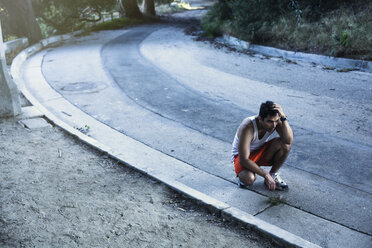 Erschöpfter Jogger, der eine Pause macht, Arroyo Seco Park, Pasadena, Kalifornien, USA - ISF11308