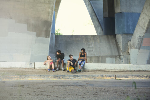 Jogger machen Pause auf der Brücke, Arroyo Seco Park, Pasadena, Kalifornien, USA - ISF11312