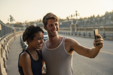 Jogger machen ein Selfie auf der Brücke, Arroyo Seco Park, Pasadena, Kalifornien, USA - ISF11318