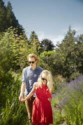 Paar, das an Lavendel im Garten vorbeigeht, Seattle, Washington, USA - ISF11323