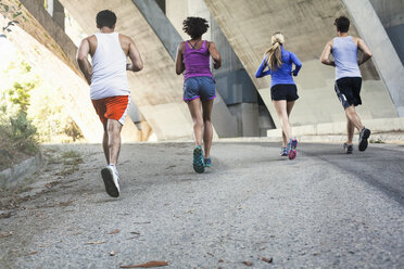 Jogger, die auf einer Brücke laufen, Arroyo Seco Park, Pasadena, Kalifornien, USA - ISF11336