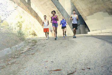 Jogger, die auf einer Brücke laufen, Arroyo Seco Park, Pasadena, Kalifornien, USA - ISF11337