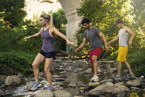 Jogger überqueren den Bach unter einer Bogenbrücke, Arroyo Seco Park, Pasadena, Kalifornien, USA - ISF11339