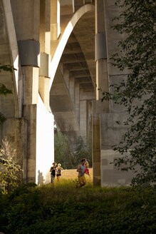 Jogger laufen unter einer Bogenbrücke, Arroyo Seco Park, Pasadena, Kalifornien, USA - ISF11340