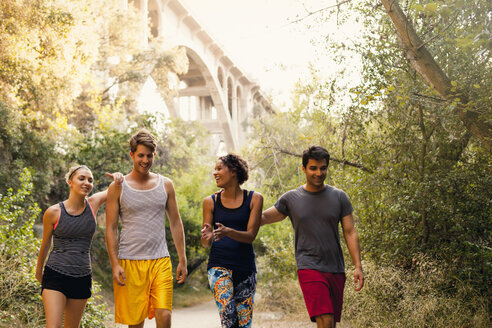 Jogger, die laufen und sich unterhalten, Arroyo Seco Park, Pasadena, Kalifornien, USA - ISF11342