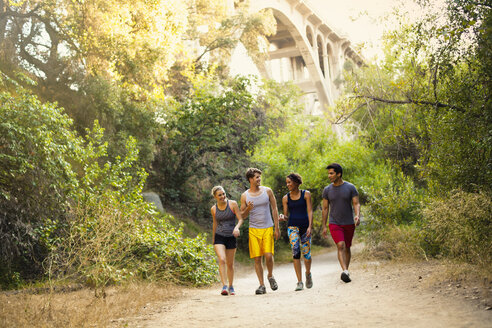 Jogger, die laufen und sich unterhalten, Arroyo Seco Park, Pasadena, Kalifornien, USA - ISF11343