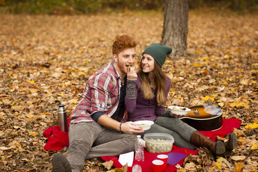 Junges Paar beim Picknick im Herbstwald - ISF11372