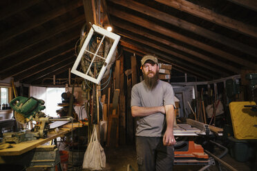 Porträt eines Holzkünstlers in der Werkstatt - ISF11376