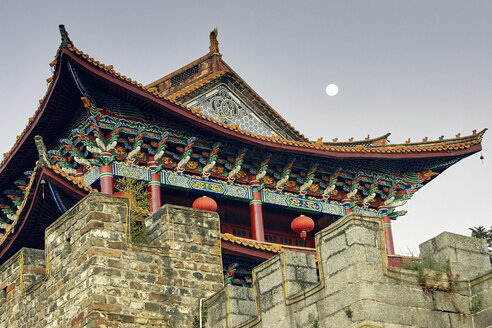 Niedriger Blickwinkel auf Pagode und Vollmond, Dali, Yunnan, China - ISF11406