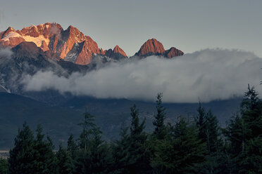 Snow capped peaks of Jade Dragon Snow Mountain, Lijiang, Yunnan, China - ISF11410