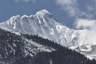 Niedriger Blickwinkel auf einen schneebedeckten Berg, Landkreis Shangri-la, Yunnan, China - ISF11414