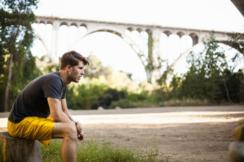 Jogger macht Pause, Bogenbrücke im Hintergrund, Arroyo Seco Park, Pasadena, Kalifornien, USA - ISF11415