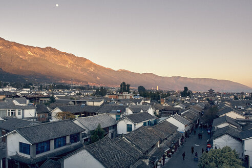 Erhöhte Ansicht von Gebäuden und Bergkette, Dali, Yunnan, China - ISF11421