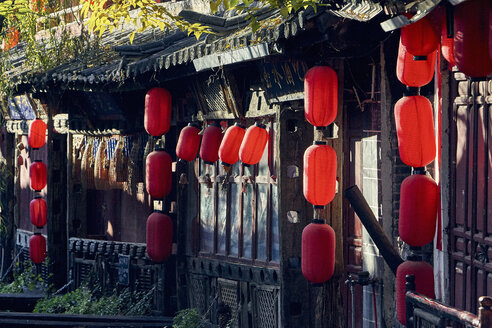 Rote Papierlaternen an einem traditionellen chinesischen Gebäude, Lijiang, Yunnan, China - ISF11423