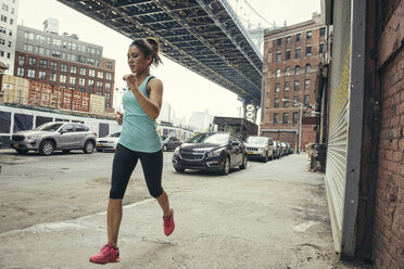 Junge Läuferin beim Laufen, New York, USA - ISF11429
