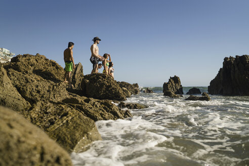 Junge erwachsene Freunde erkunden Felsen am Newport Beach, Kalifornien, USA - ISF11466