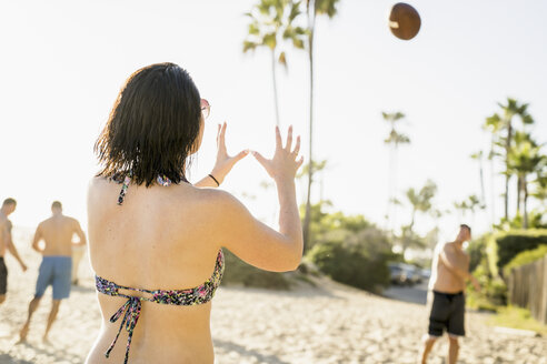 Erwachsene Freunde spielen American Football am Newport Beach, Kalifornien, USA - ISF11472