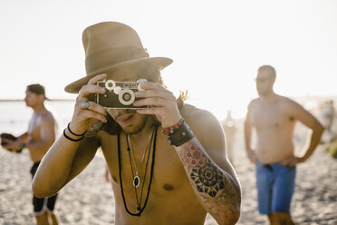 Porträt eines jungen Mannes beim Fotografieren am Newport Beach, Kalifornien, USA - ISF11475