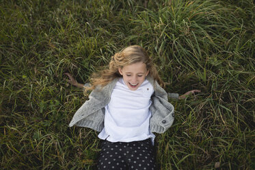 Junges Mädchen spielt im Gras, Draufsicht - ISF11552