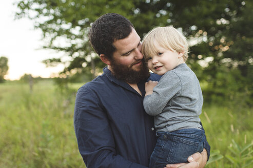 Vater hält jungen Sohn im Feld - ISF11586