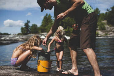 Vater und Töchter beim Angeln, Kings Lake, Ontario, Kanada - ISF11589