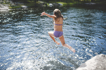 Mädchen im Bikini springt ins Wasser, Kings Lake, Ontario, Kanada - ISF11590