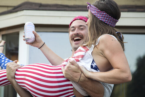 Ein Paar in einem Kostüm mit amerikanischer Flagge feiert den Unabhängigkeitstag, USA - ISF11629