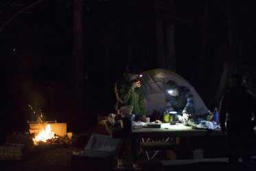 Wanderer bereiten das Abendessen im Camp vor - ISF11643