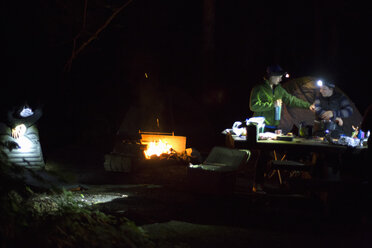 Wanderer bereiten das Abendessen im Camp vor - ISF11644