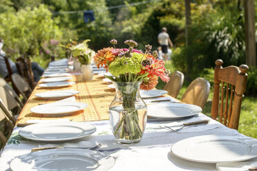 Gedeckter Tisch für eine große Familie bei einem Fest des Tomatenessens - ISF11647
