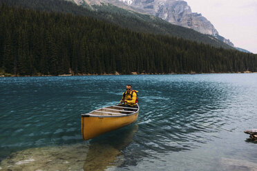 Erwachsener Mann paddelt mit Kanu auf dem Moraine Lake, Blick in die Kamera, Banff National Park, Alberta Kanada - ISF11690