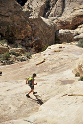 Hohe Winkelansicht einer jungen Wanderin, die auf einem Felsen wandert, Mount Wilson, Nevada, USA - ISF11726
