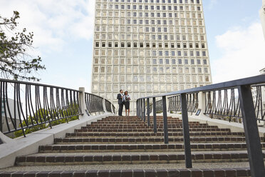 Tiefblick auf Geschäftsleute, die oben auf der Treppe stehen, City Hall East, Los Angeles, Kalifornien, USA - ISF11731