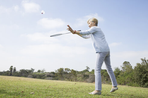 Ältere Frau spielt Badminton im Park - ISF11759