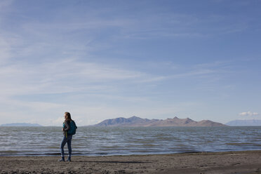 Rückansicht einer jungen Frau, die am Ufer steht und hinausschaut, Great Salt Lake, Utah, USA - ISF11866