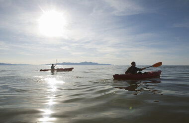 Paar beim Kajakfahren, Sonnenlicht spiegelt sich im Wasser, Great Salt Lake, Utah, USA - ISF11880
