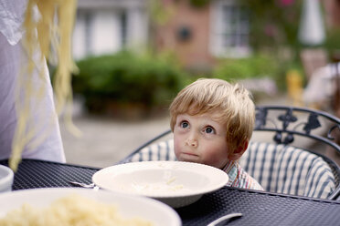 Junge sitzt am Gartentisch und wartet auf Spaghetti - ISF11927