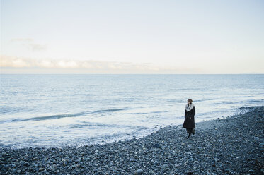 Frau spaziert am Strand - ISF11938